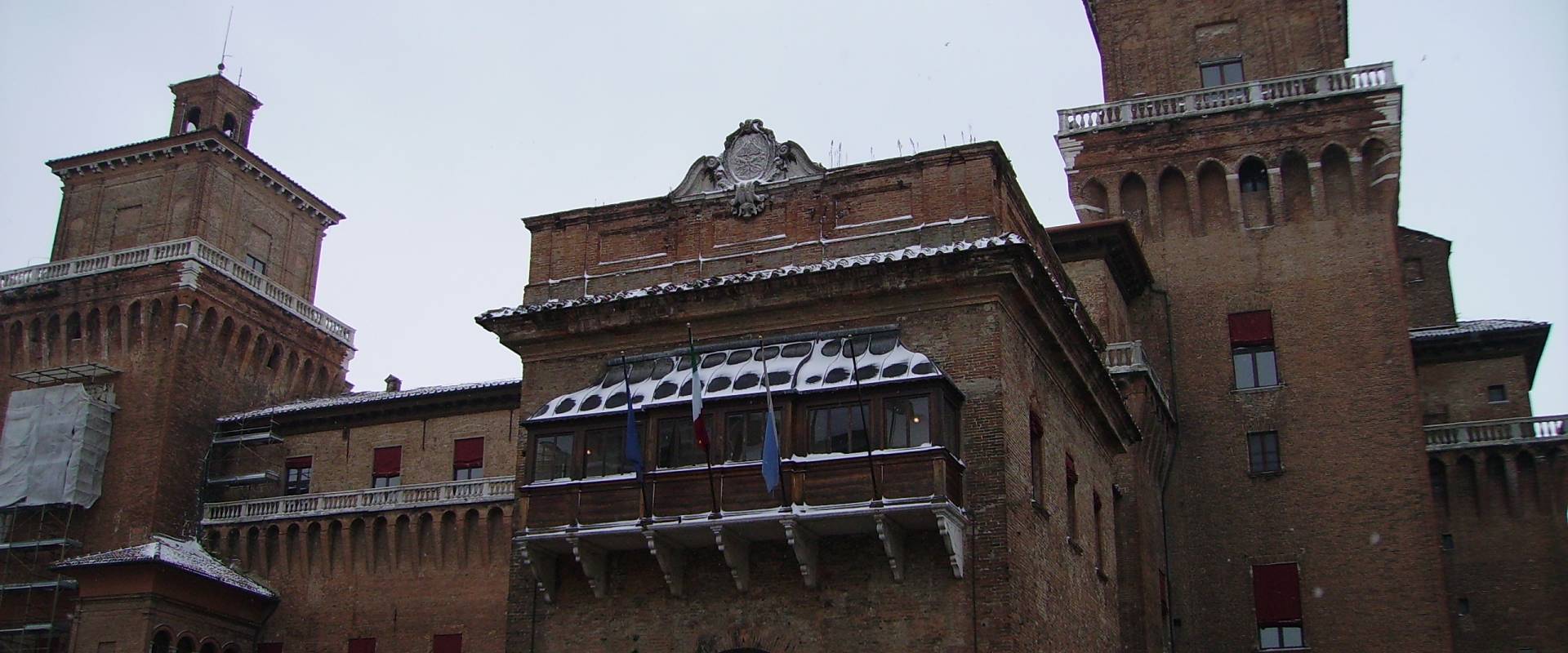 Balcone coperto del Castello Estense innevato photo by Tommaso Trombetta